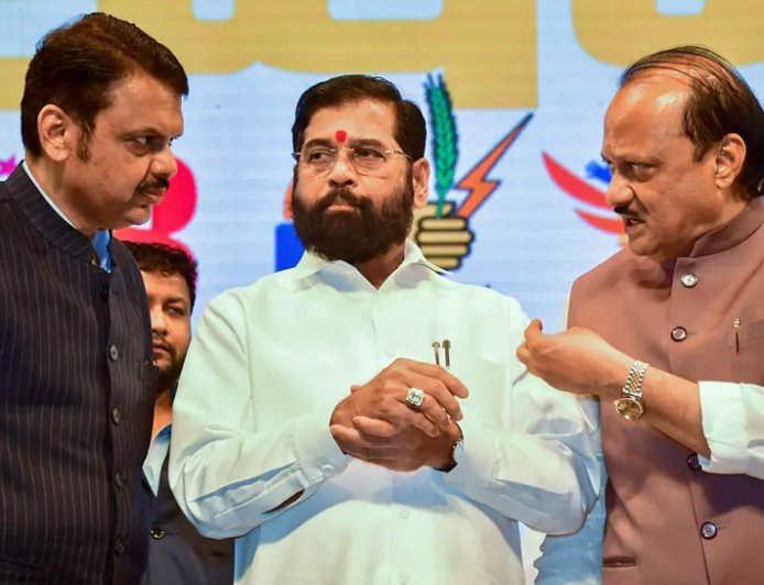 पुणे महापालिका निवडणुकीत भाजप, राष्ट्रवादी काँग्रेस आणि महाविकास आघाडी यांच्यात तिरंगी लढत होण्याची शक्यता. महायुतीच्या रणनीतीमुळे राजकीय समीकरणे बदलण्याची चिन्हे.